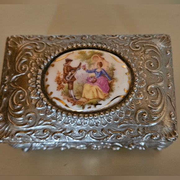 Vintage Footed Metal Trinket Jewelry Box - Picture 4 of 6